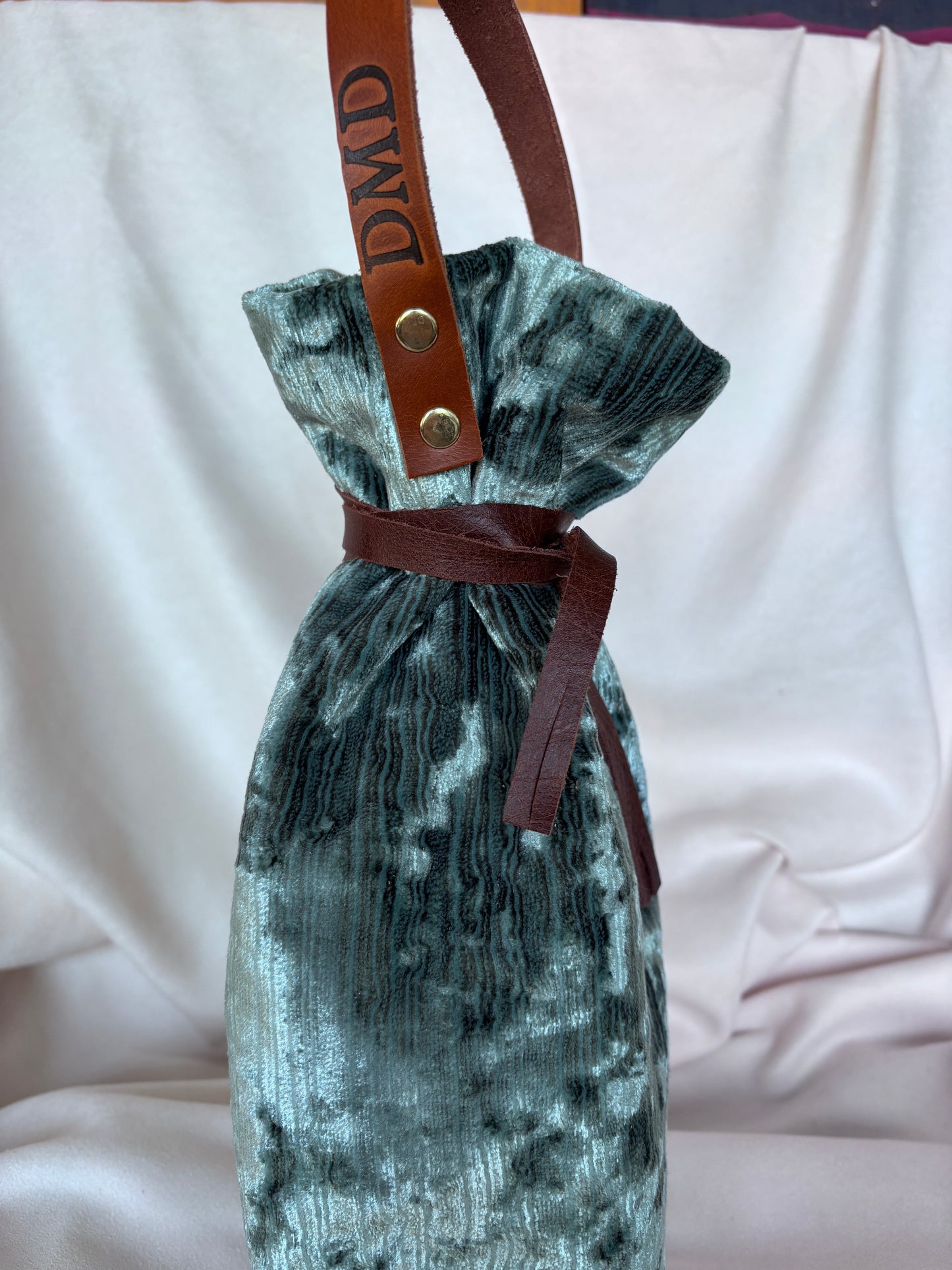 Wine Bottle Tote - Old Money