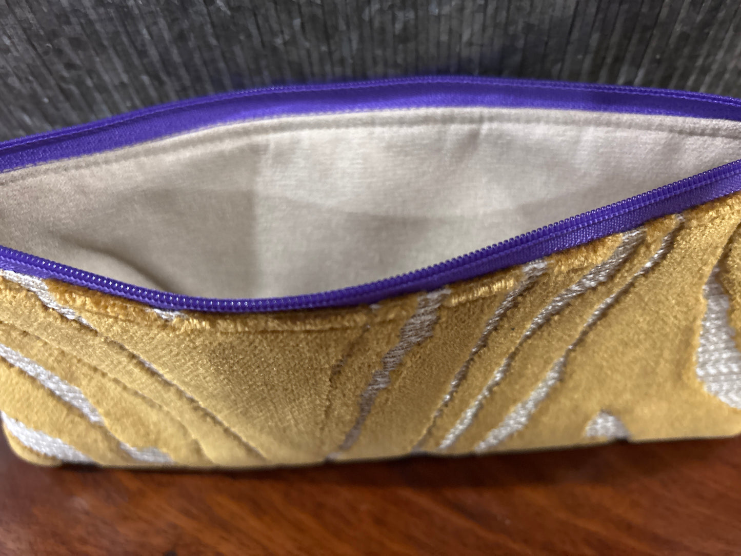Slim Pouch XL Gold cut velvet with purple zipper