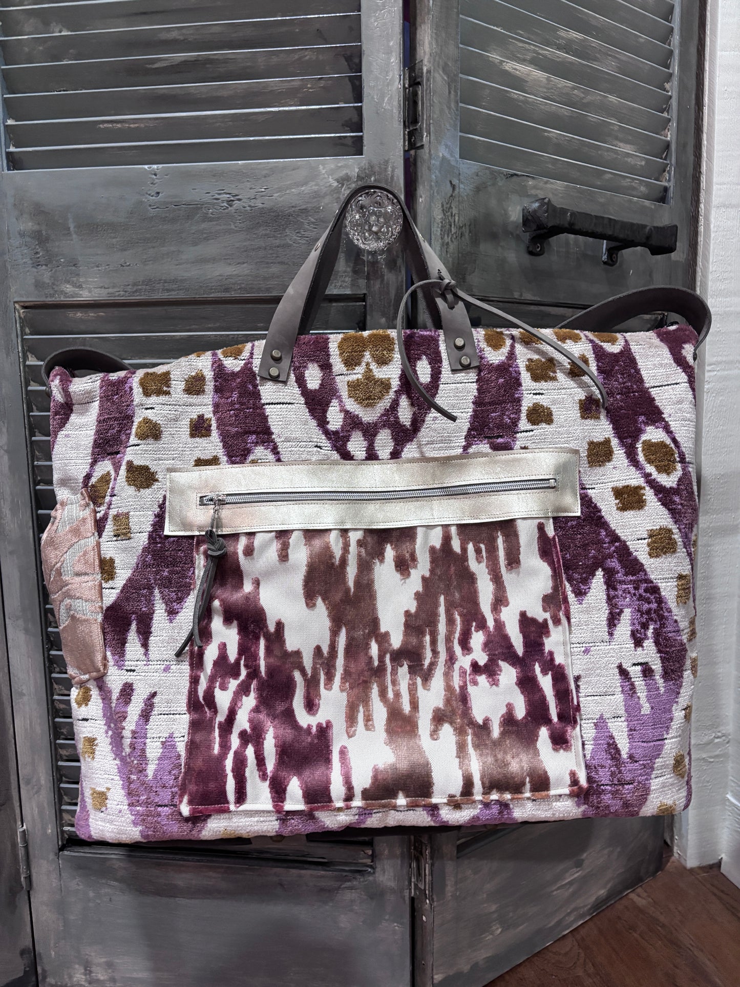 Weekender “ Seaside” extra pockets inside and leather bottom with brass feet!! - DMD Bags