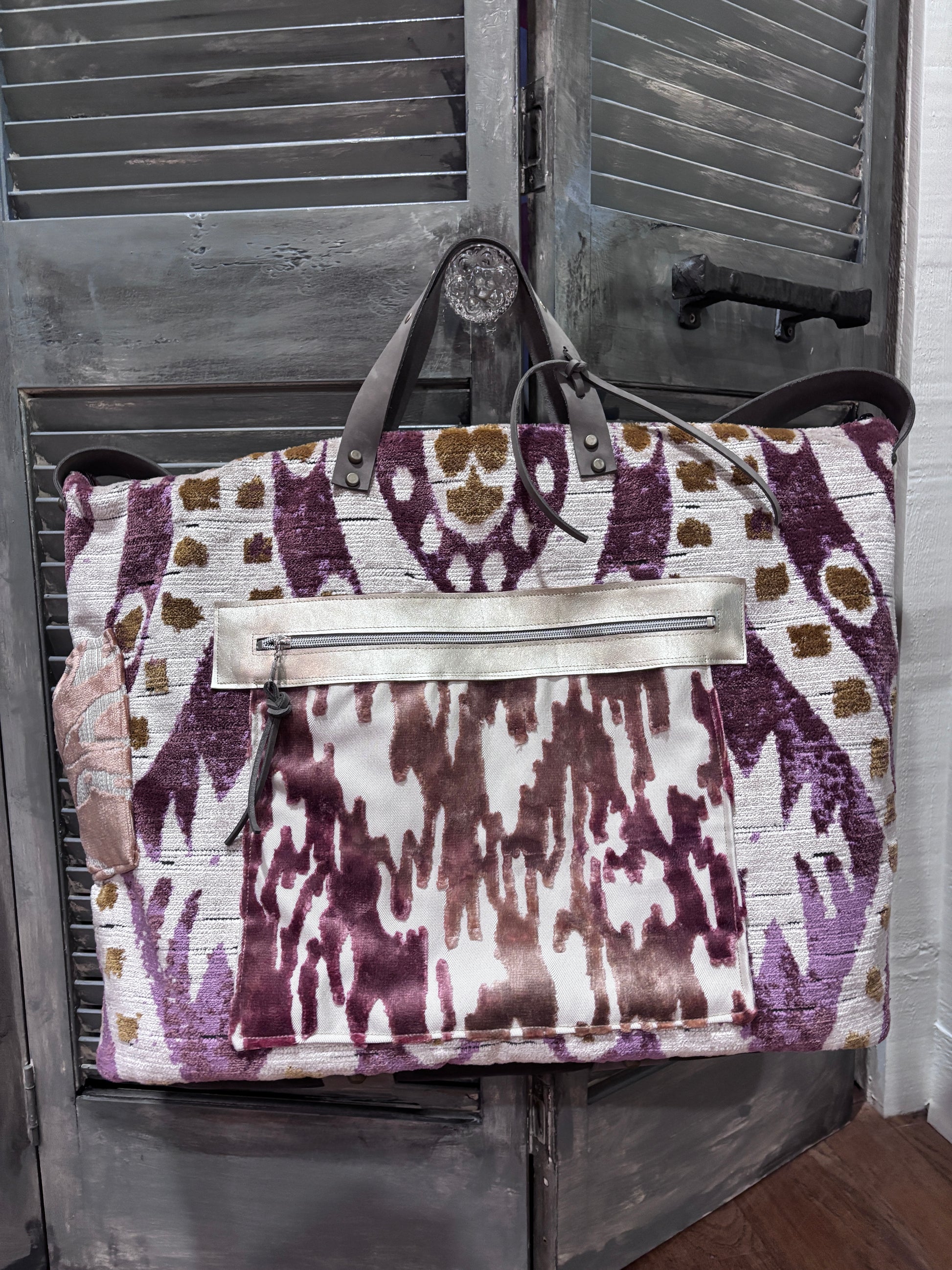 Weekender “ Seaside” extra pockets inside and leather bottom with brass feet!! - DMD Bags