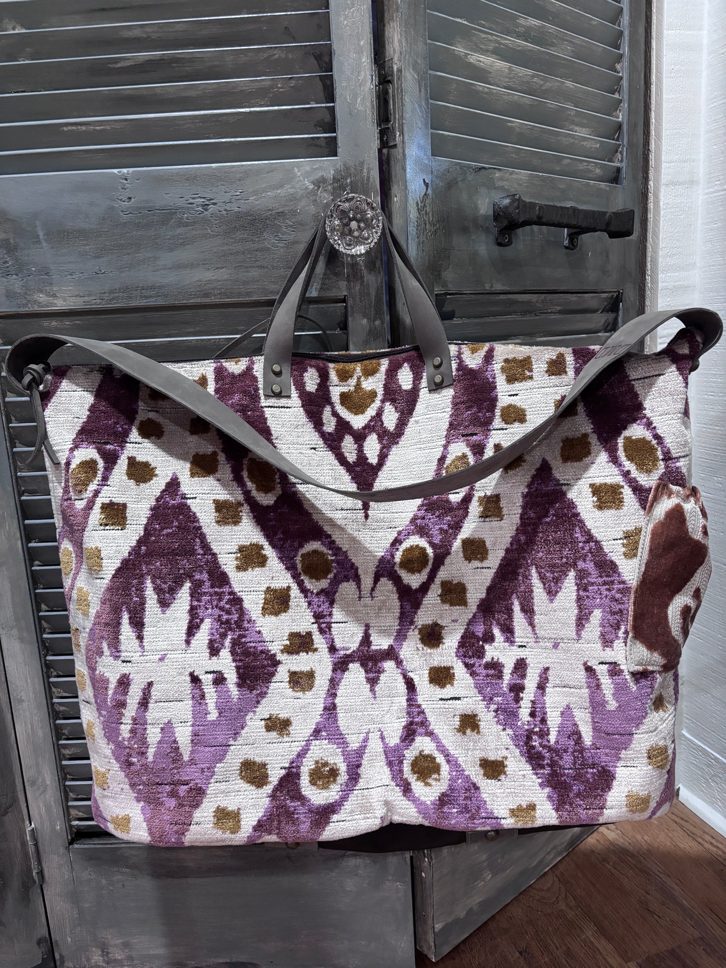 Weekender “ Seaside” extra pockets inside and leather bottom with brass feet!! - DMD Bags