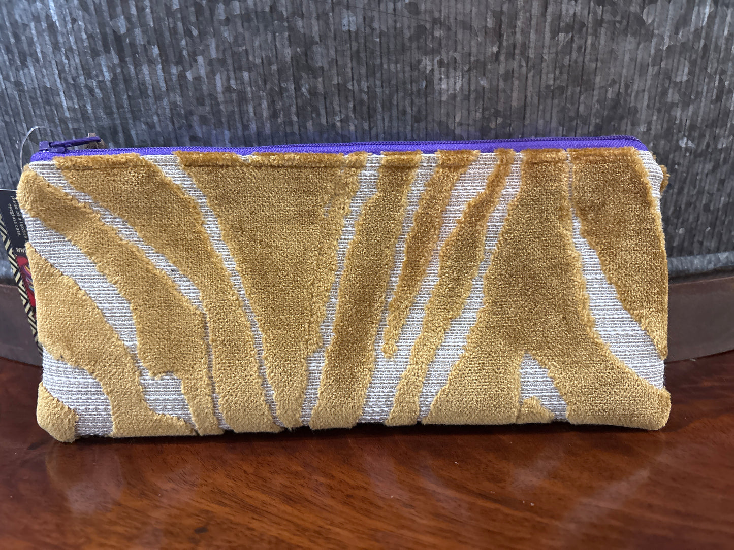 Slim Pouch XL Gold cut velvet with purple zipper