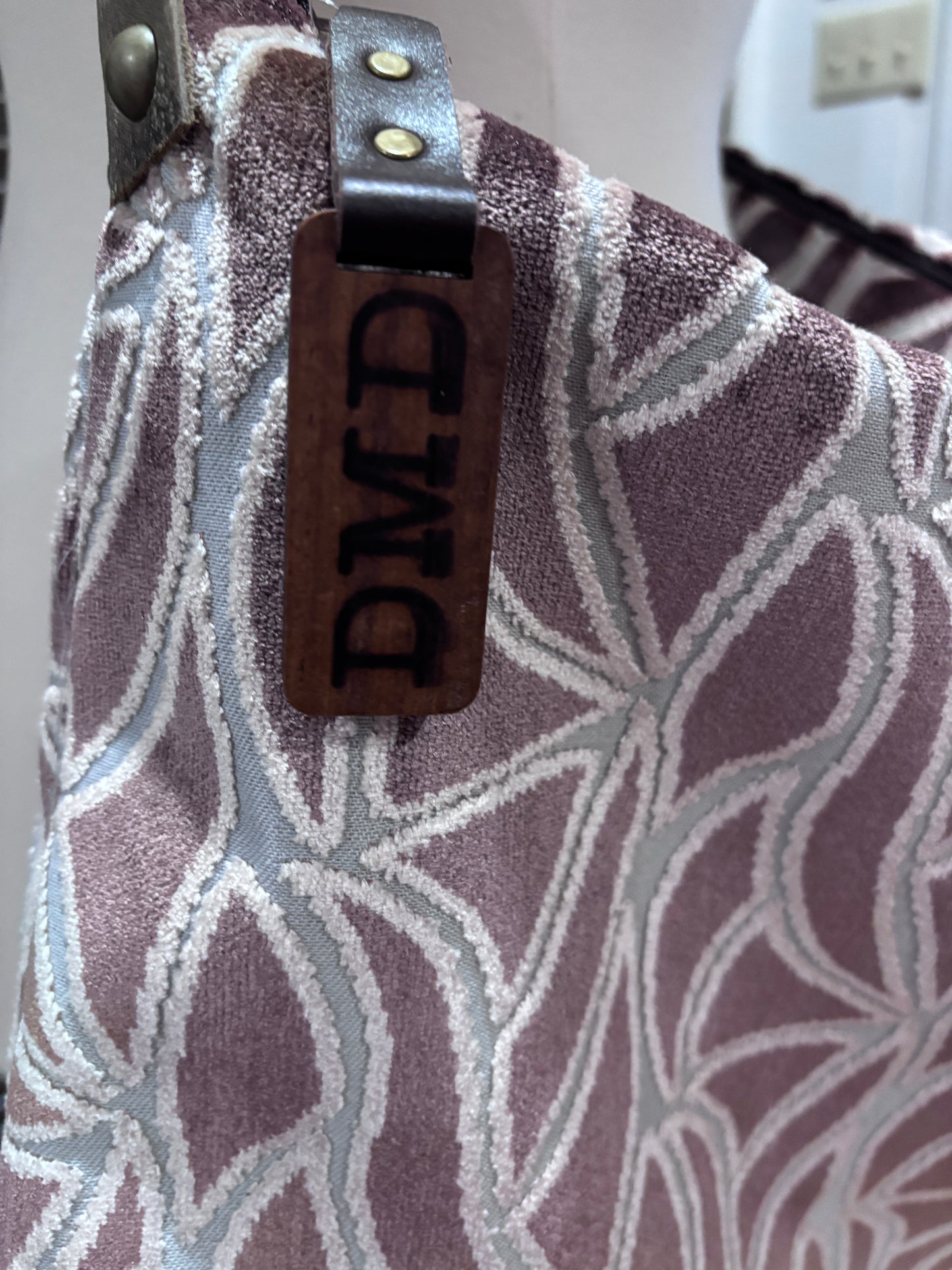 Traveler-Mocha Mousse Cut Velvet