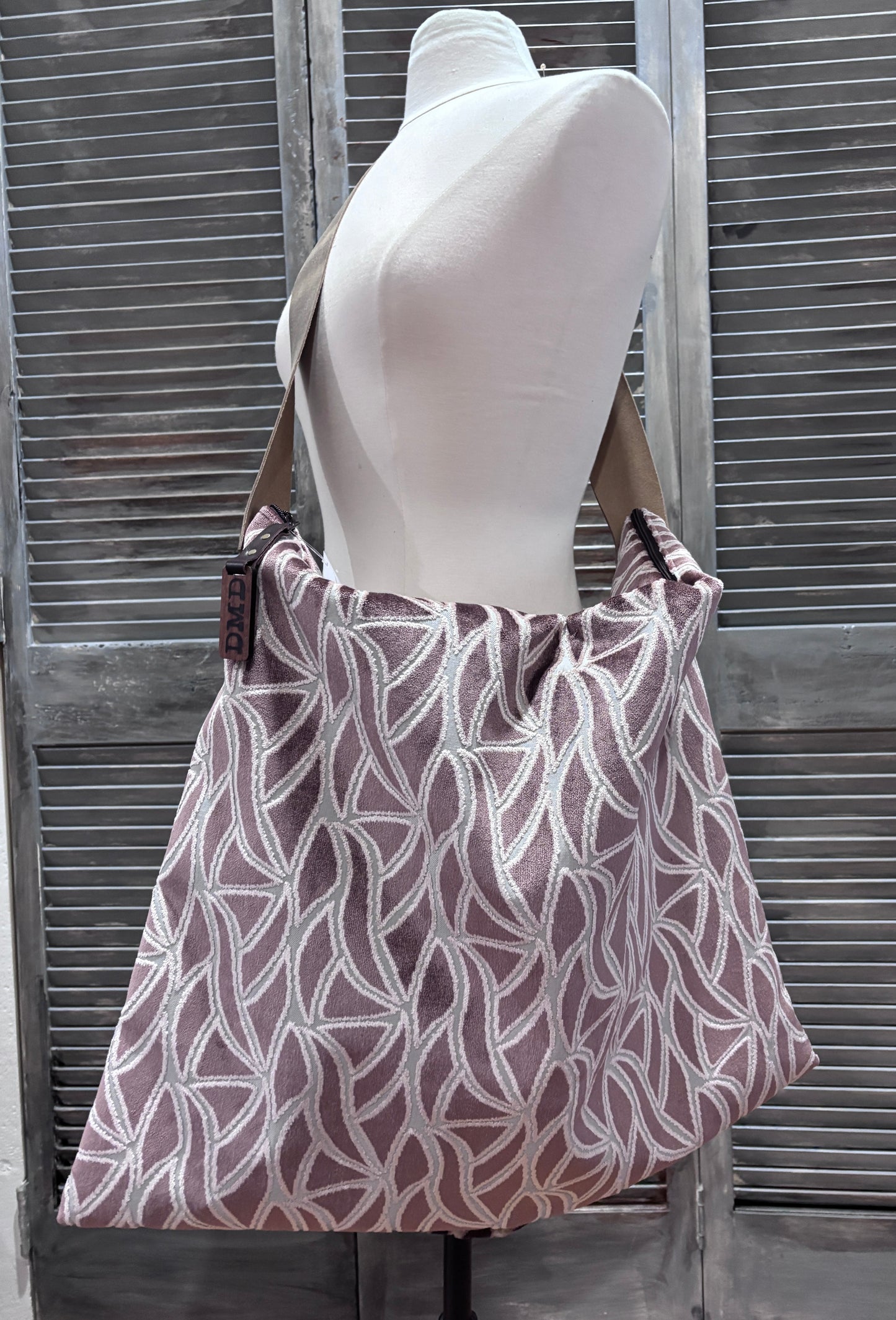 Traveler-Mocha Mousse Cut Velvet