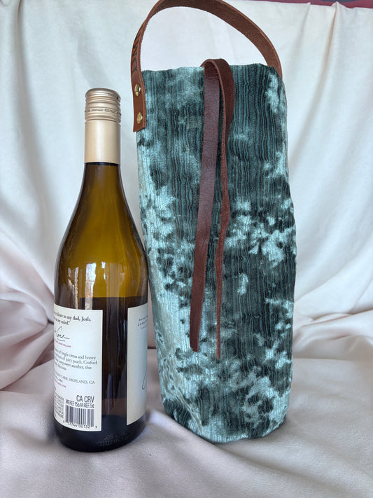 Wine Bottle Tote - Old Money