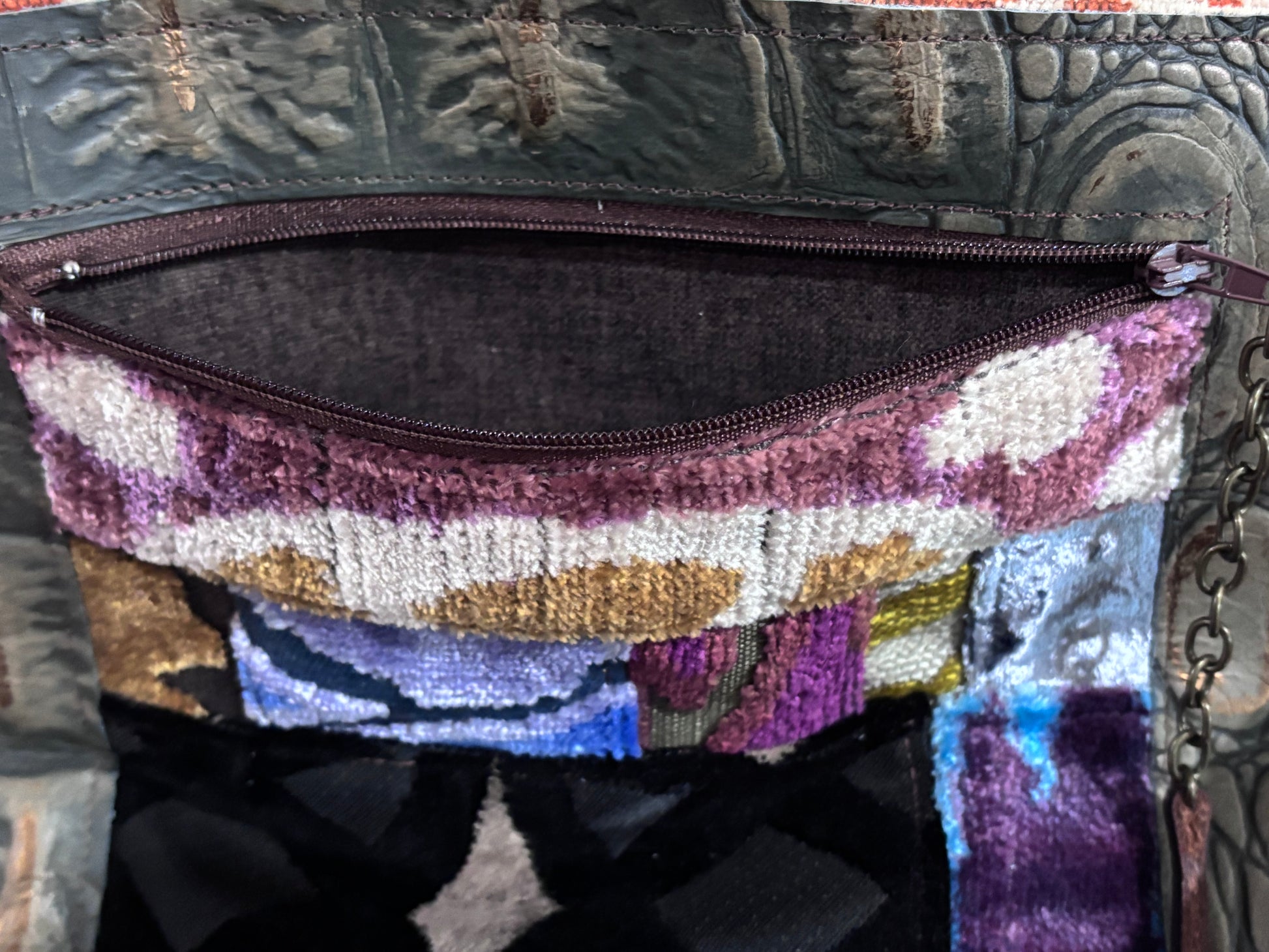 Adjustable strap, front and back pockets, interior pocket, One of a kind. - DMD Bags
