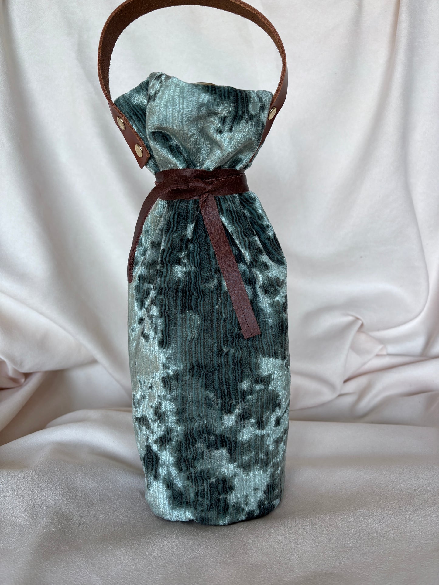 Wine Bottle Tote - Old Money