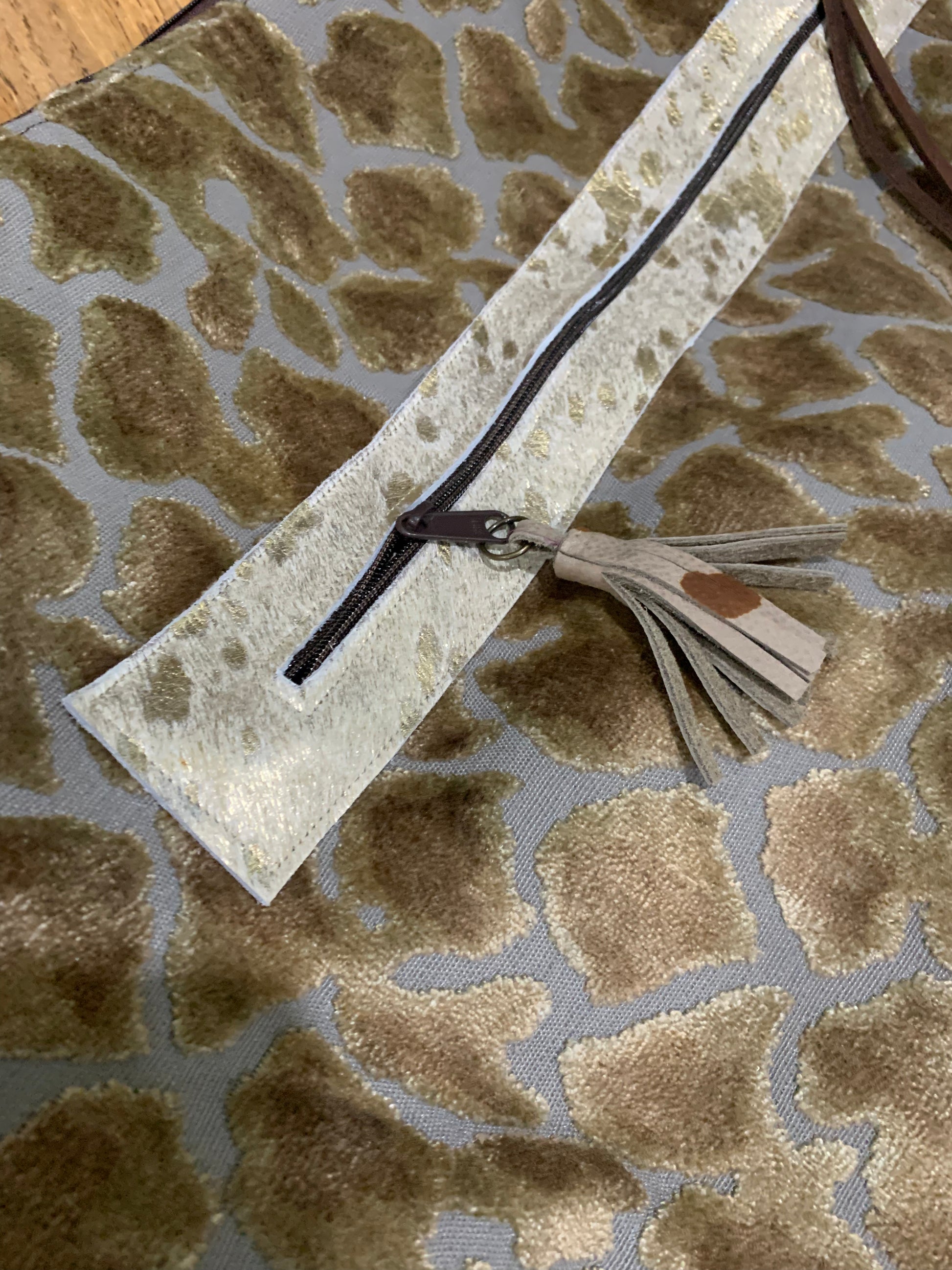 Traveler Bronze cut velvet cheetah pattern with large zipper pocket - DMD Bags